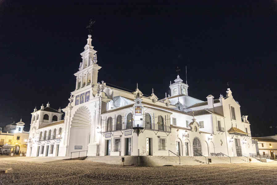 Huelva - El Rocío 17 - santuario de Nuestra Señora del Rocío.jpg